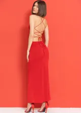 Vestido largo rojo de corte ajustado, con espalda descubierta y tirantes finos cruzados.