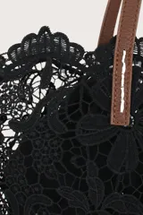 Bolso tipo tote de encaje floral negro con asas de cuero sintético marrón.