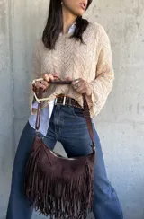 Sweater beige de punto calado con mangas acampanadas.