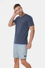 Short de baño clásico a rayas horizontales en tonos celeste y azul, con cintura elástica y cordón ajustable. Incluye dos bolsillos laterales y suspensor de malla fina.