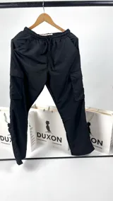 Pantalón cargo baggy de nylon color negro con múltiples bolsillos laterales.
