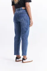 Jean mom de tiro medio color gris oscuro, confeccionado en 100% algodón.