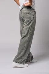 Pantalón de jean gris claro, corte amplio y tiro alto.