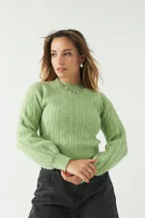 Sweater azul con diseño de ochos y cuello redondo.