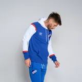 Canguro oficial del Club Nacional de Football, color azul con mangas y capucha blancas. Presenta detalles en rojo en los hombros y puños. Incluye el logo de Umbro y el escudo del club en el pecho, y un bolsillo canguro frontal.