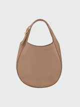 Bolso bandolera de cuero color tostado, con correa fina ajustable y logo grabado en el frente.