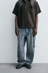 Pantalón de jean azul de corte amplio, con efecto encerado y lavado.