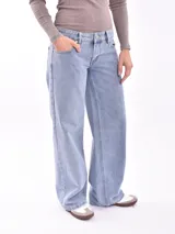 Pantalón de jean celeste de corte ancho.