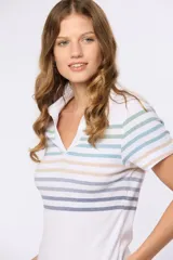 Remera tipo polo color beige con rayas horizontales en tonos pastel.