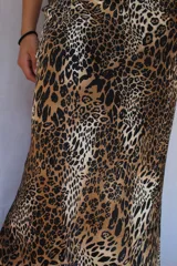 Pollera larga de tiro alto con estampado animal print.