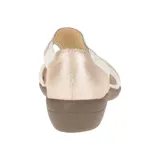 Sandalia de cuero color champagne con tiras finas y suela marrón.