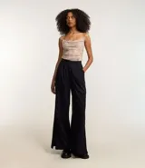 Pantalón pantalona de sastrería con rayas verticales, trabillas en la cintura y cierre con botón y cremallera. Confeccionado en poliéster, viscosa y elastano.