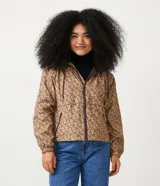 Campera con capucha color beige con estampado del lettering "Girl" en marrón. Tiene cierre frontal, bolsillos con cierre y puños elásticos.