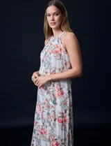 Vestido largo de gasa estampada con flores de colores, escote halter plisado, corte en la cintura elastizado, abertura en la espalda con lazo de ajuste y forro interno a tono.
