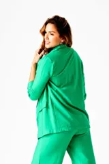 Blazer verde Benetton de corte entallado con solapas y bolsillos laterales.
