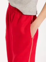 Pantalón wide leg de lino color rojo, con tiro medio, cintura elastizada, bolsillos delanteros y cinta espiga en laterales.