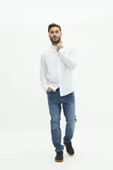 Camisa blanca de lino y algodón con cuello mao, corte semi slim y logo bordado.
