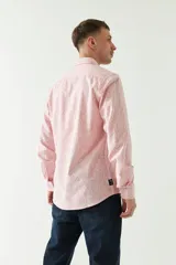 Camisa de manga larga con estampado de hojas en tonos azul marino y negro.