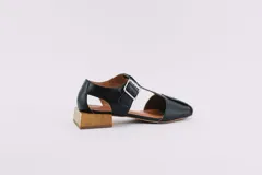 Sandalias de cuero negro con punta cuadrada, tira central con hebilla y taco cuadrado de madera.