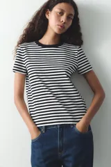 Camiseta marrón de algodón con cuello redondo y mangas cortas.