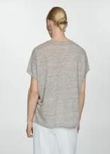 Camiseta de lino a rayas horizontales blancas y negras, de manga corta y cuello redondo.