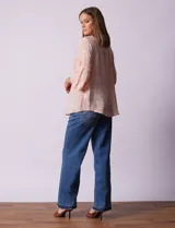 Blusa de gasa estampada color salmón con flores blancas, marca Ruby Rd. Cuello a la base, escote en V y abertura central con botones. Delantera con plisados. Largo de manga ¾ con terminación amplia.