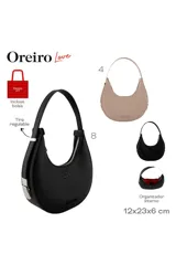 Cartera negra con textura granulada, forma de media luna y asa corta. Tiene cierre superior con cremallera, logo de la marca en el frente y organizador interno.