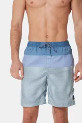 Short de baño clásico a rayas horizontales en tonos celeste y azul, con cintura elástica y cordón ajustable. Incluye dos bolsillos laterales y suspensor de malla fina.