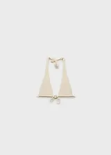 Top de bikini blanco con diseño triangular, anilla decorativa en el centro, cierre de lazo en cuello y espalda, y forro interior.
