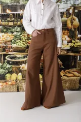 Pantalón de lino color crudo con finas rayas verticales negras, corte wide leg y tiro alto.