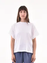 Remera blanca de algodón con mangas cortas con detalle de calado.