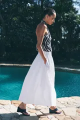 Falda midi de popelina blanca con cintura elastizada y corte evasé.