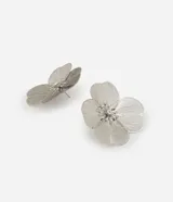 Aros de metal plateado con forma de flor alambrada y centro de strass.