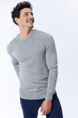 Buzo de punto gris melange con cuello redondo.