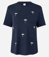 Blusa slim de mangas cortas, confeccionada en viscolycra, con cuello redondo y bordados de paraguas.