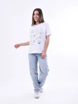 Remera negra de algodón con cuello redondo y mangas cortas. Estampado frontal con la frase "World Tour Vacation State of Mind" en letras de colores y un pequeño dibujo de una palmera.