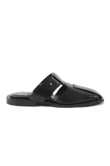 Sandalias de cuero negro con diseño abierto y correa ajustable.