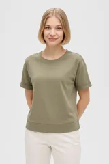 Remera verde oliva de algodón, manga corta con dobladillo y cuello redondo.