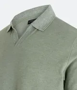 Polo de hombre color gris claro, corte confort, cuello polo, manga corta y tejido texturizado.