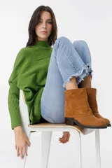 Bota de cuero color marrón con taco de madera.