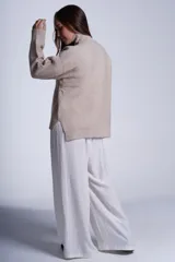 Sweater negro tejido de punto con media polera y trama lineal con textura y relieve.