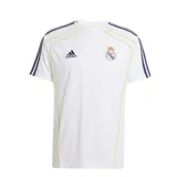 Camiseta blanca de manga corta Adidas del Real Madrid. Presenta cuello redondo, logo de Adidas bordado en el pecho y escudo del club. Tiene tres rayas azules en los hombros y detalles en amarillo en los laterales.