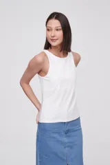 Musculosa blanca de corte ajustado y cuello redondo.