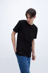 Remera negra de algodón, de corte recto y manga corta.