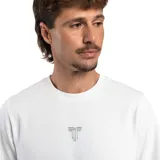 Remera negra de corte regular con logo pequeño en el pecho.