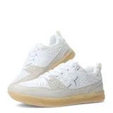 Zapatillas deportivas negras con detalles en cuero sintético y suela color caramelo.