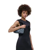 Bolso de hombro convertible Marc Jacobs modelo Quilted Denim Snapshot. Confeccionado en denim acolchado azul con diseño de rombos y herrajes plateados. Cuenta con cierre superior con cremallera, ranuras interiores para tarjetas y correa de cuero extraíble.