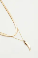 Collar doble dorado, uno con cadena de eslabones planos y otro con cadena de eslabones finos y dije de cuerno.