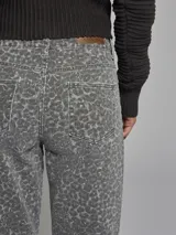 Pantalón de jean con estampado animal print en tonos grises.