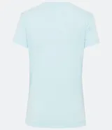 Blusa blanca de algodón con cuello en V, manga corta y bolsillo frontal.